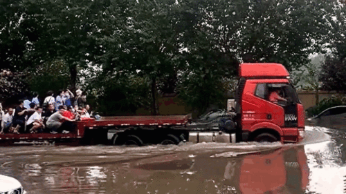 Trung Quốc: Xe đầu kéo chở hàng trăm công nhân tới công ty vì đường ngập