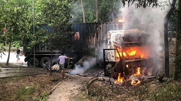 Container lao xuống rãnh nước, bốc cháy ngùn ngụt kèm nhiều tiếng nổ lớn