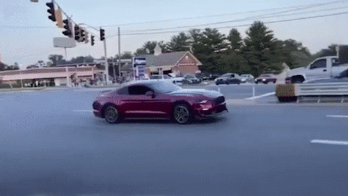 Trổ tài drift xe trên phố, tài xế gây tai nạn rồi bỏ chạy