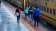Thót tim cứu người phụ nữ trượt chân xuống đường ray khi tàu đang chạy