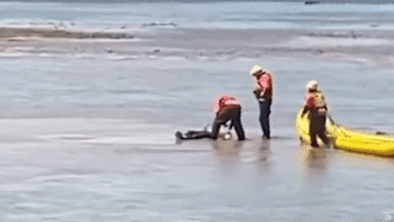 Đội cứu hộ gặp bất ngờ khi giải cứu người đàn ông nằm bất động giữa sông