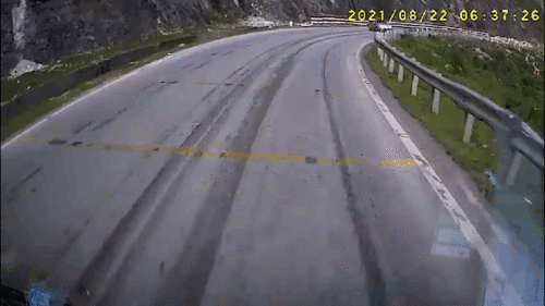 Khoảnh khắc Ford Escape ‘drift’ như phim hành động khi đổ đèo
