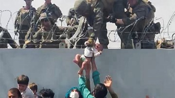 Taliban dùng bạo lực ở sân bay Kabul, TT Mỹ cam kết sơ tán người mắc kẹt
