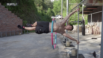 Tròn mắt xem người đàn ông vừa lắc vòng vừa đu xà