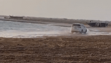 'Vua lật' Fortuner trổ tài drift trên bãi biển và cái kết như báo trước