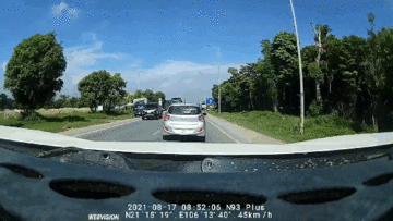 Xe 7 chỗ đâm vào đuôi xe phía trước vì ‘không nghe lời camera hành trình’