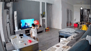 Khoảnh khắc bé ‘nhiệt tình’ giúp siêu nhân đánh bại quái vật khi ở một mình