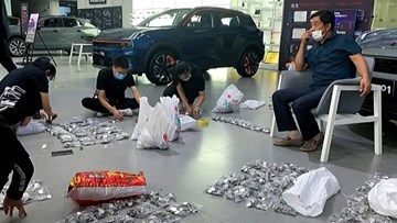 Bố mang 17 tải tiền xu đi mua ô tô cho con trai