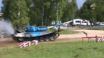 Xe tăng Abkhazia xoay tròn suýt lao xuống ruộng, Qatar xạ kích quá yếu