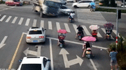 Vượt đèn đỏ, xe trộn bê tông lật đè vào nhiều xe máy trên đường
