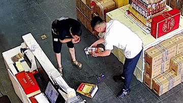 Làm vỡ chai rượu đắt tiền và hành động của chủ tiệm khiến dân mạng bật cười