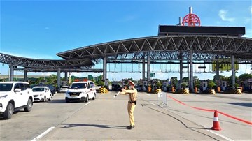 Hà Nội ngày đầu siết chặt kiểm soát cả xe cứu thương và xe công vụ