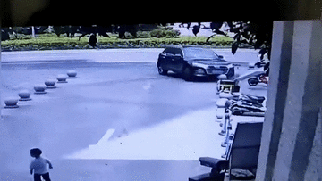 Tài xế lái ô tô đâm loạn xạ, 3 người may mắn thoát chết