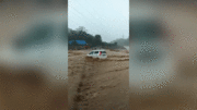 Khoảnh khắc chiếc SUV bị nước lũ cuốn trôi hơn 400km như món đồ chơi