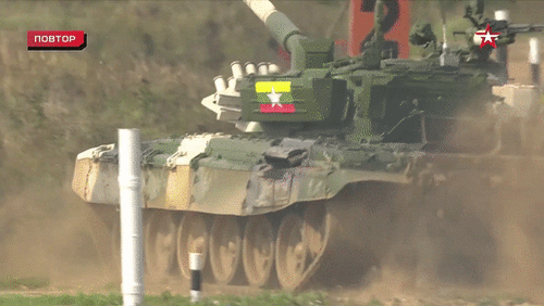 Xe tăng đội tuyển Myanmar bất ngờ mất lái, lao xuống ruộng