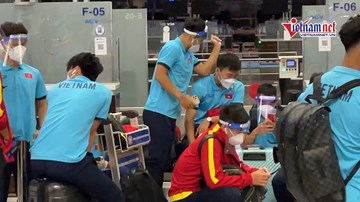 Các cầu thủ 'ngọt ngào' chăm sóc nhau, Đức Chinh xoa bóp cho Xuân Trường