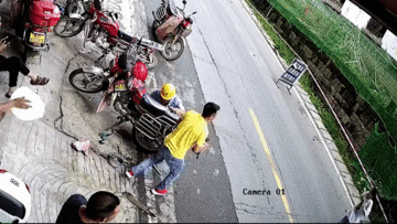 Phát hiện điều bất thường, cô gái thoát chết trong gang tấc