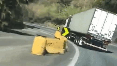 Vượt ẩu tại khúc cua, container lật nghiêng vào vách núi