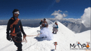 Cặp đôi làm lễ cưới trên đỉnh núi cao 6,4km, băng tuyết quanh năm