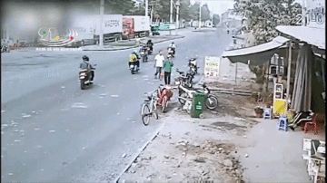 Chạy xe tốc độ cao, lạng lách, nam thanh niên khiến 5 xe máy gặp nạn