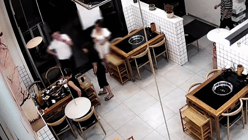 Thực khách hú hồn vì bật lửa phát nổ trong nồi lẩu