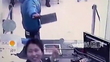 Thanh niên đi cướp ngân hàng còn mải buôn điện thoại