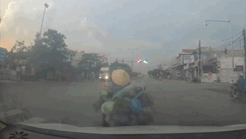 Sang đường không quan sát, người phụ nữ gây họa cho 2 ô tô