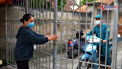 Xã ở Hà Nội dựng 35 cổng có khóa, lập chốt 'mềm' phòng chống Covid-19