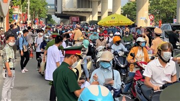 Hà Nội ngày đầu giãn cách theo vùng: Ùn tắc ở chốt kiểm soát vào 'vùng đỏ'