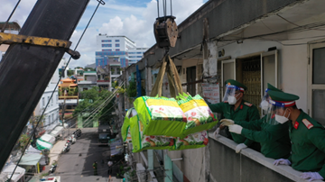 Cần cẩu phát hơn 2000 phần quà cho người dân ở chung cư 'vùng đỏ'