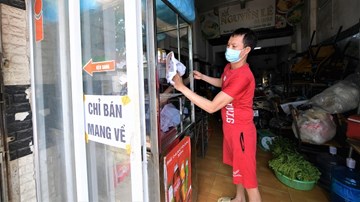 Vùng xanh ở Hà Nội cho bán mang về, chủ hàng ăn hồ hởi chuẩn bị