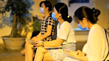 Người Hà Nội xếp hàng xin cấp giấy đi đường theo mẫu mới lúc tối muộn