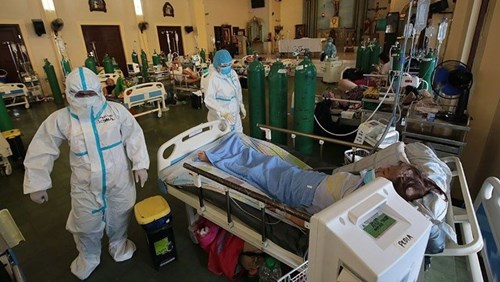 Covid-19: Philippines nới hạn chế ở thủ đô dù vẫn chạm đỉnh ca nhiễm mới