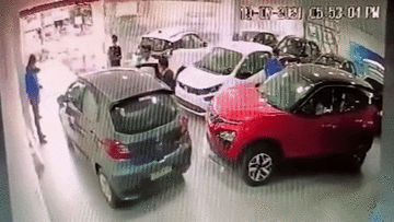 Khách hàng đạp nhầm ga khiến xe mới mua lao từ tầng 2 đại lý xuống đất