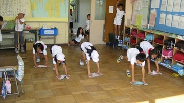 Dọn dẹp lớp học – bài học khiến cả thế giới ngưỡng mộ học sinh Nhật Bản