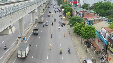 Phân luồng cách 1 km trước chốt kiểm tra giấy đi đường để tránh ùn tắc