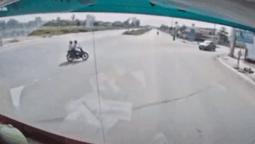 Xe tải phanh cháy lốp tránh đôi vợ chồng thản nhiên sang đường