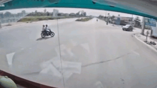 Xe tải phanh cháy lốp tránh đôi vợ chồng thản nhiên sang đường