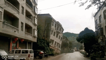 Khoảnh khắc cả tòa nhà bị sập trong vài giây do sạt lở