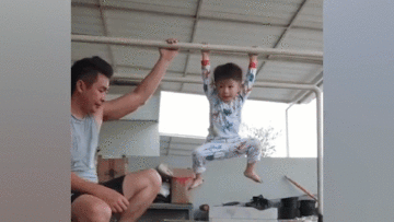 Bé 3 tuổi gây sốt với bài nhào lộn trên xà