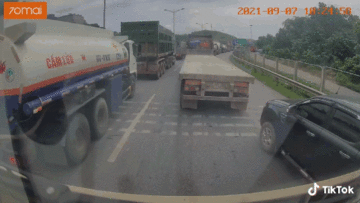 Bị xe bán tải ‘cướp đường’, tài xế xe tải quyết trả đũa