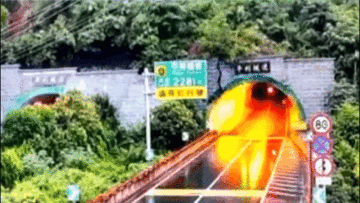 Khoảnh khắc hầm đường bộ xuyên núi ở Trung Quốc bị sập