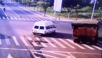 Xe tải chở đất đè bẹp 3 ô tô khi cố tránh xe buýt rẽ đột ngột