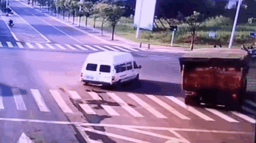 Xe tải chở đất đè bẹp 3 ô tô khi cố tránh xe buýt rẽ đột ngột