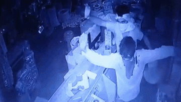 Hai tên trộm bất ngờ ‘khiêu vũ’ trước camera trong cửa hàng