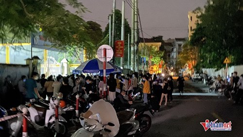 Hiểu nhầm thông báo, người dân dồn ra điểm tiêm vắc- xin Covid-19 trong đêm