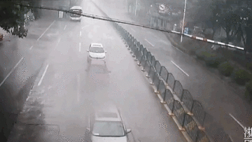 Gió lớn thổi bay dải phân cách bằng sắt dài hơn 100m ở Trung Quốc