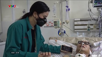 Cận cảnh NS Trần Mạnh Tuấn cười, biết nắm tay sau gần 1 tháng đột quỵ