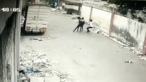 Khoảnh khắc bức tường đổ sập, 3 thanh niên thoát chết trong gang tấc