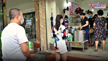 Dân vùng xanh hồi hộp xếp hàng mua phở mang về, quán bán cả nghìn bát/ ngày